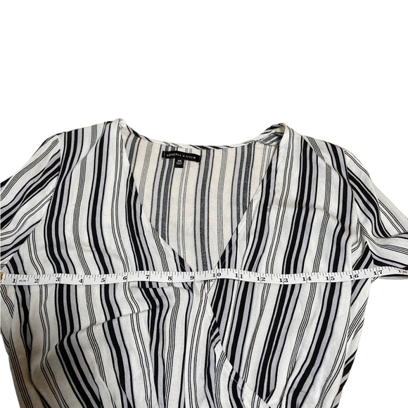 Kendall & Kylie white & black vertical striped romper. Trumpet sleeves - Picture 4 of 5